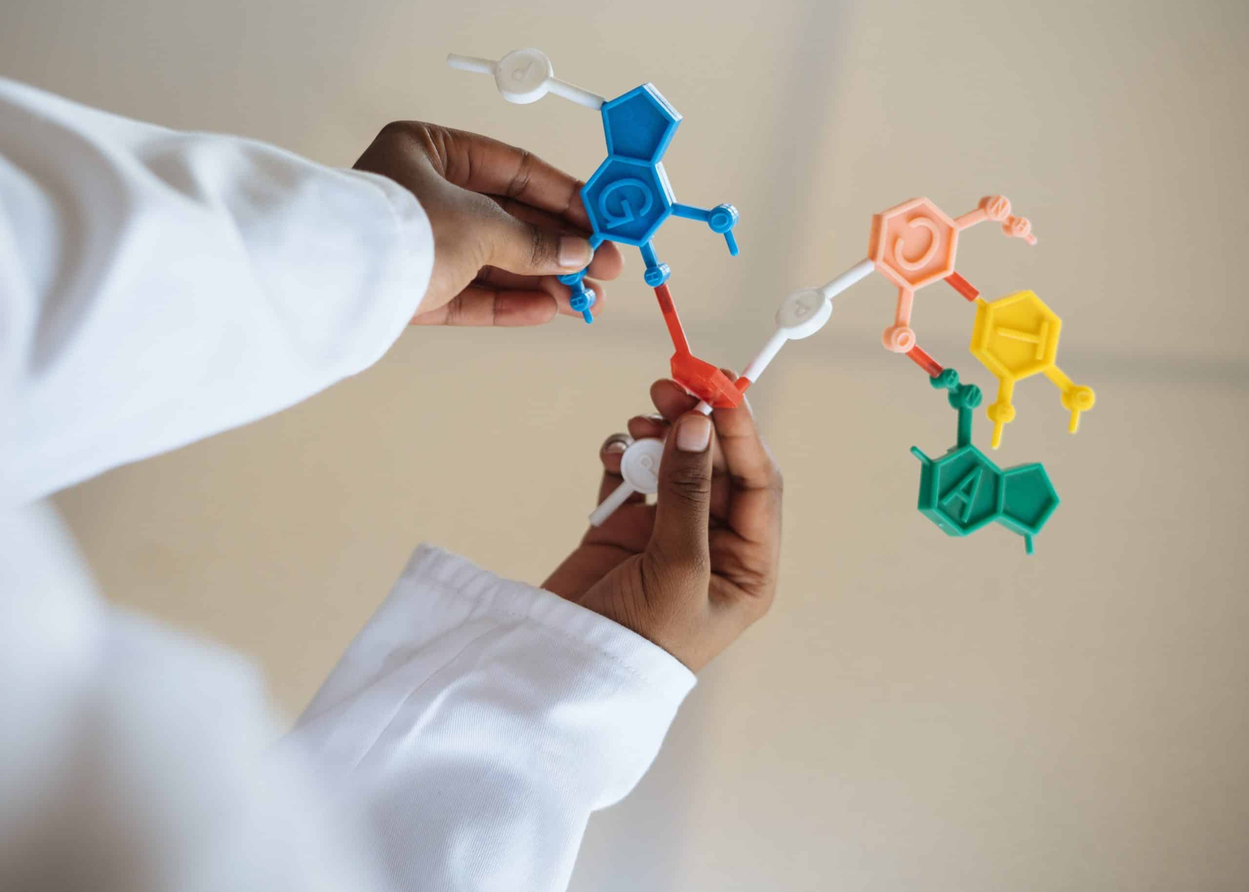 chemikerin puzzelt bauteil-moleküle zusammen