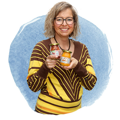 Mitarbeiterin präsentiert Produkte