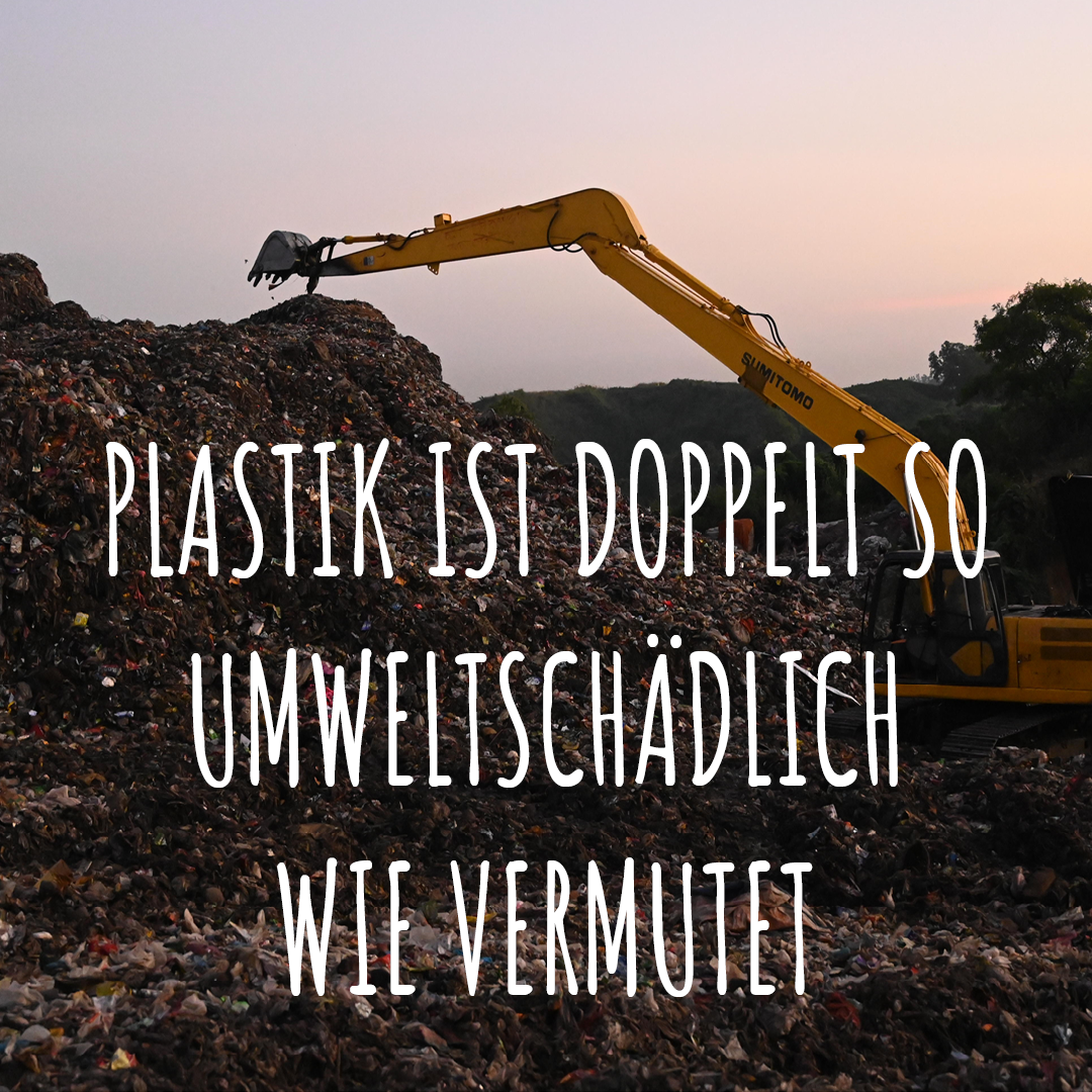 Aufschrift Plastik ist doppelt so umweltschädlich wie vermutet